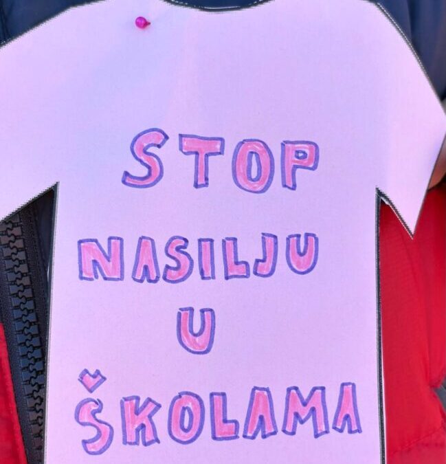 Ružičaste misli – snažne poruke: Lanac dobrih djela povezao matičnu i područne škole