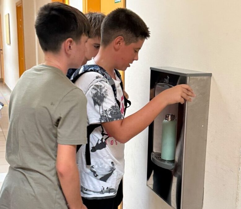 Velika novost za sve naše učenike i djelatnike – u školi imamo novu fontanu za vodu!